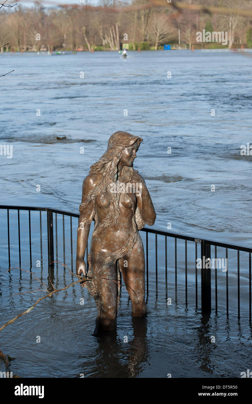 Henley, Oxfordshire, Regno Unito. 9 febbraio 2014. Un bronzo mermaid scultura, ama sul Tamigi si erge in acqua di inondazione in Red Lion Prato park, come il fiume Tamigi trabocca provocando inondazioni in Oxfordshire. Credito: Pete Maclaine/Alamy Live News Foto Stock