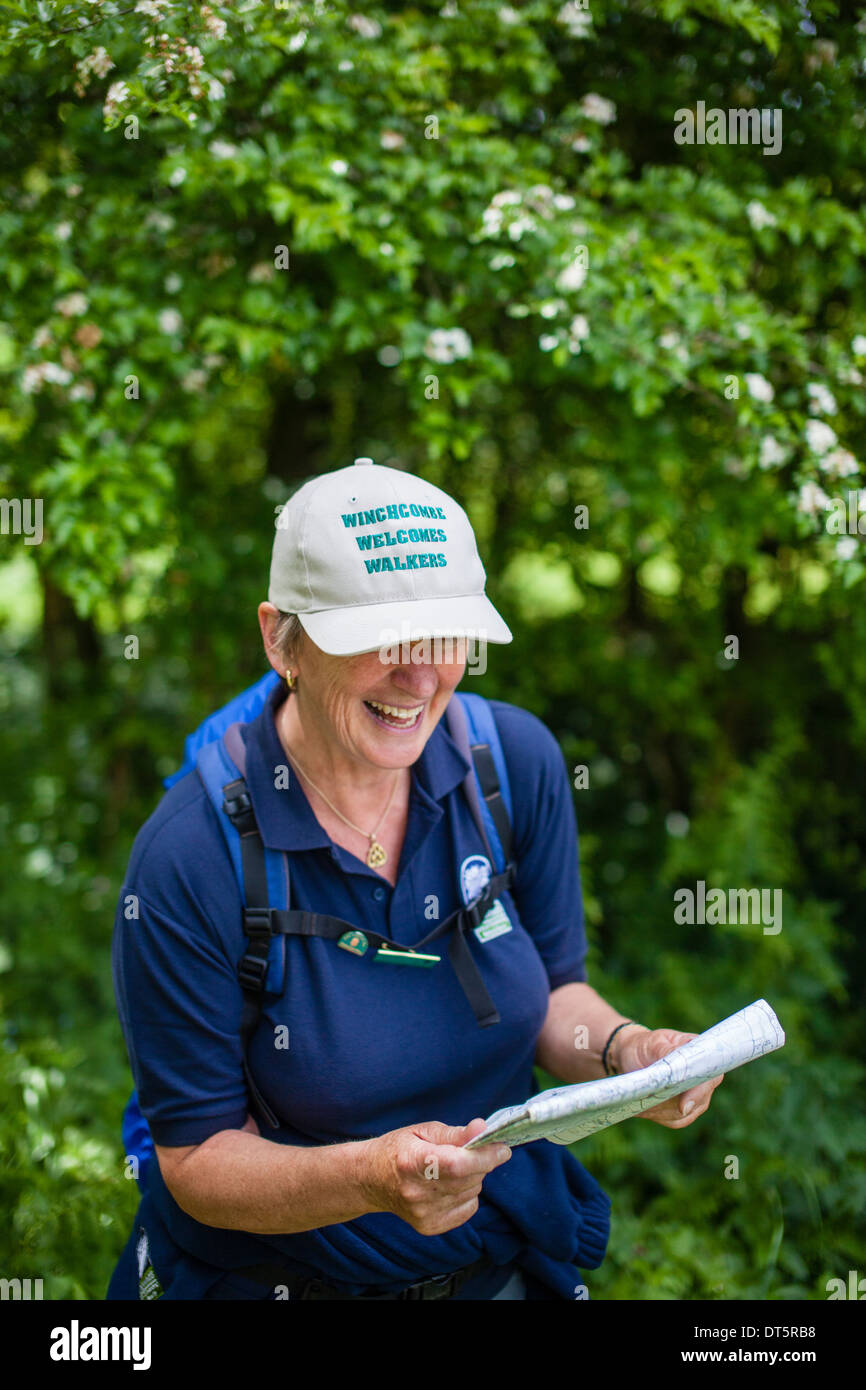 Walkers sul modo Winchcombe, Cotswolds, REGNO UNITO Foto Stock