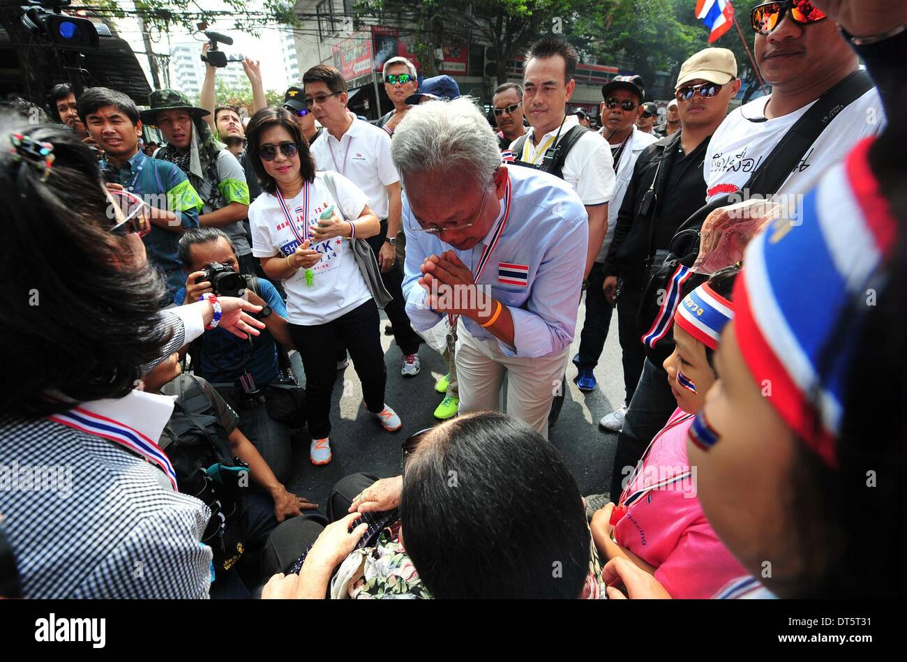 Bangkok, Tailandia. 10 Febbraio, 2014. Leader di protesta Suthep Thaugsuban (C) i gesti come egli raccoglie donazioni da sostenitori durante un governo anti-rally a Bangkok, Thailandia, il 10 febbraio, 2014. I dimostranti vogliono custode Primo Ministro Yingluck Shinawatra al passo verso il basso per rendere possibile un interim nominato governo ad attuare quello che dicono sono necessarie riforme per la lotta contro la corruzione. Credito: Rachen Sageamsak/Xinhua/Alamy Live News Foto Stock