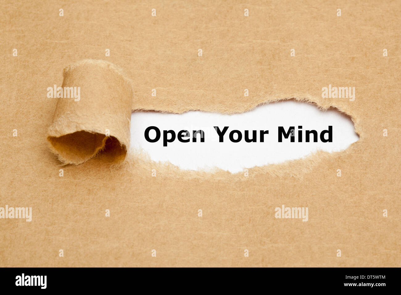 Apri la tua mente che appaiono dietro strappato carta marrone. Foto Stock