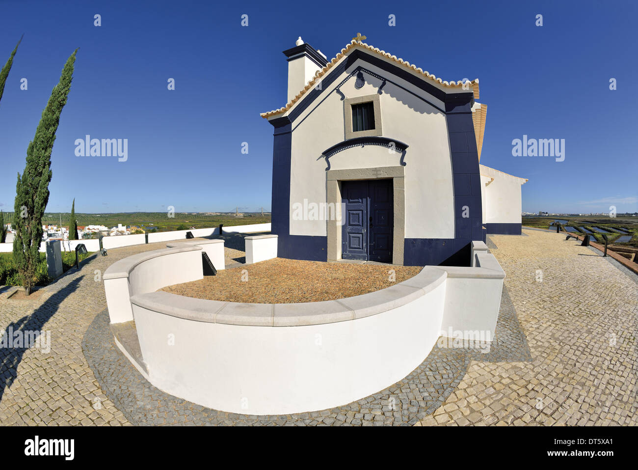 Il Portogallo, Algarve, Castro Marim, cappella, storico restaurato, blu bianco, idilliaco, pittoresco, viaggi, turismo, architettura, religione, cappella cattolica, a sud del Portogallo, Algarve orientale, eremite cappella, obiettivo fisheye, Nikon, 16mm, vista collina, sale Foto Stock