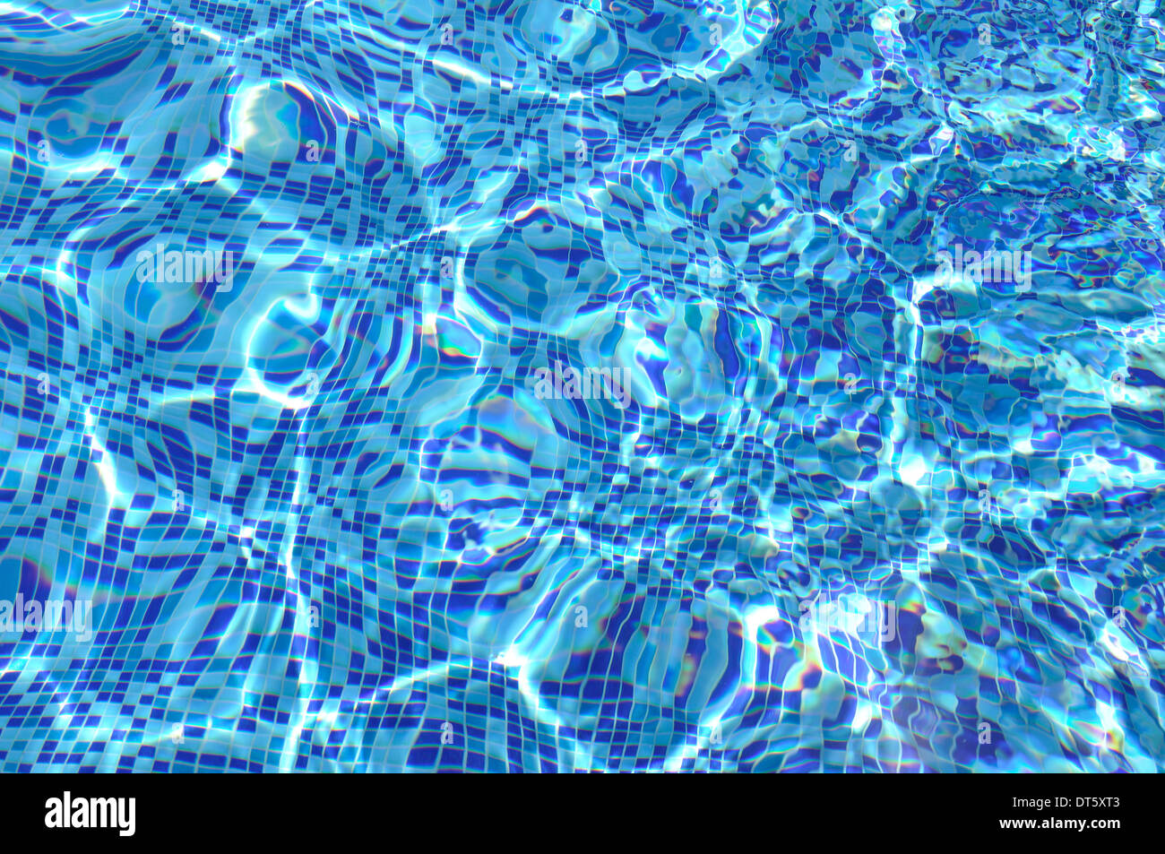 Bella blu rinfrescante piscina con acqua Foto Stock