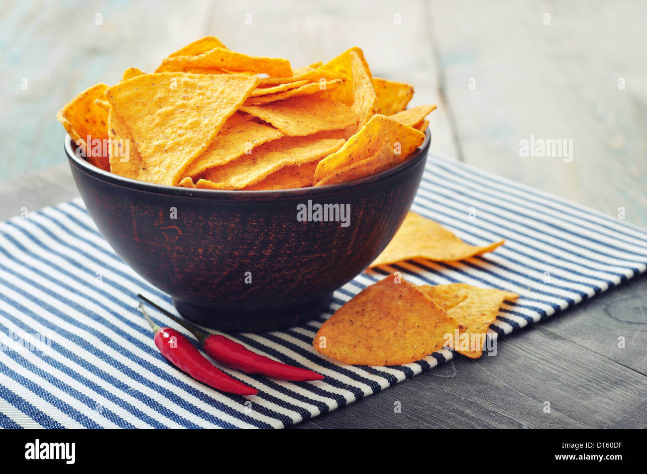 Il mais nachos nella ciotola sul backgrpond in legno Foto Stock