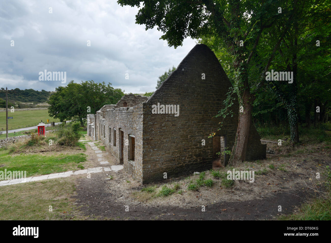 Ruderi di case su Post Office fila, Tyneham villaggio deserta. Il Dorset. In Inghilterra. Regno Unito. Foto Stock