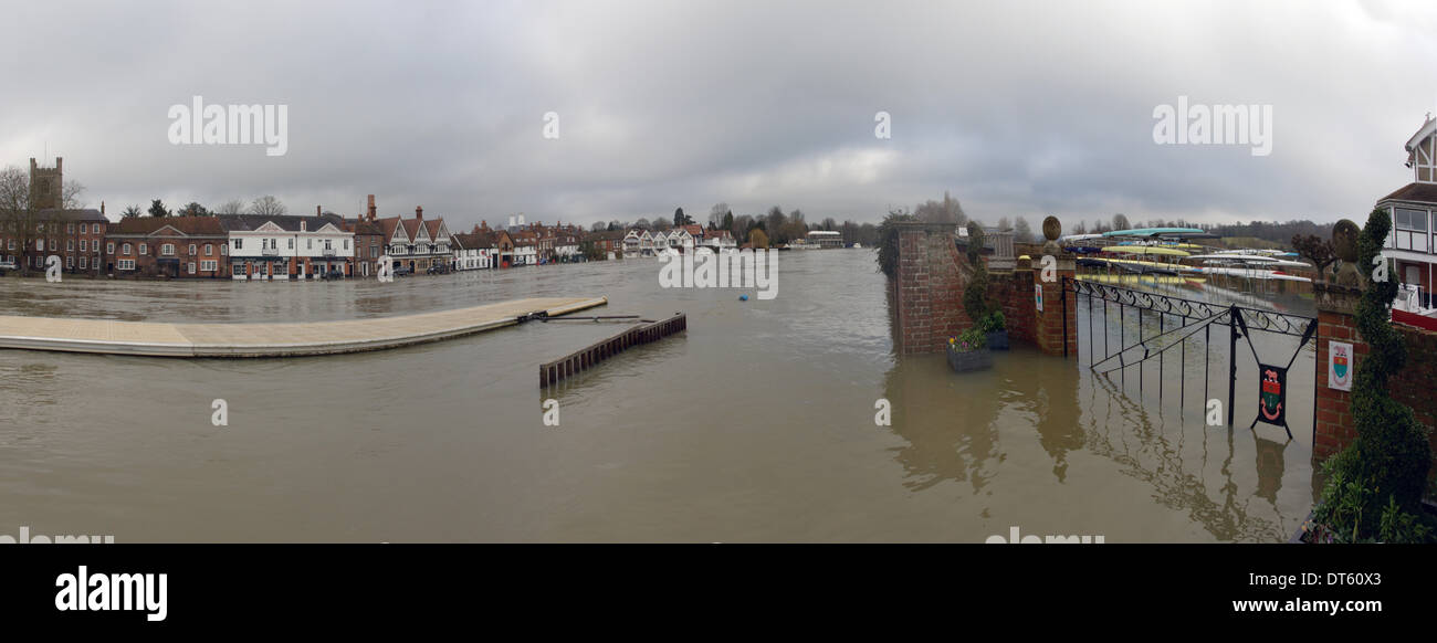 Henley on Thames, Oxfordshire, Regno Unito. Il 10 febbraio 2014 il fiume Tamigi ha scoppiare le sue banche a Henley on Thames, Oxfordshire UK. photoshows retro del famoso leander club con barca store e lanciare pontoon Credito: Allan Staley/Alamy Live News Foto Stock