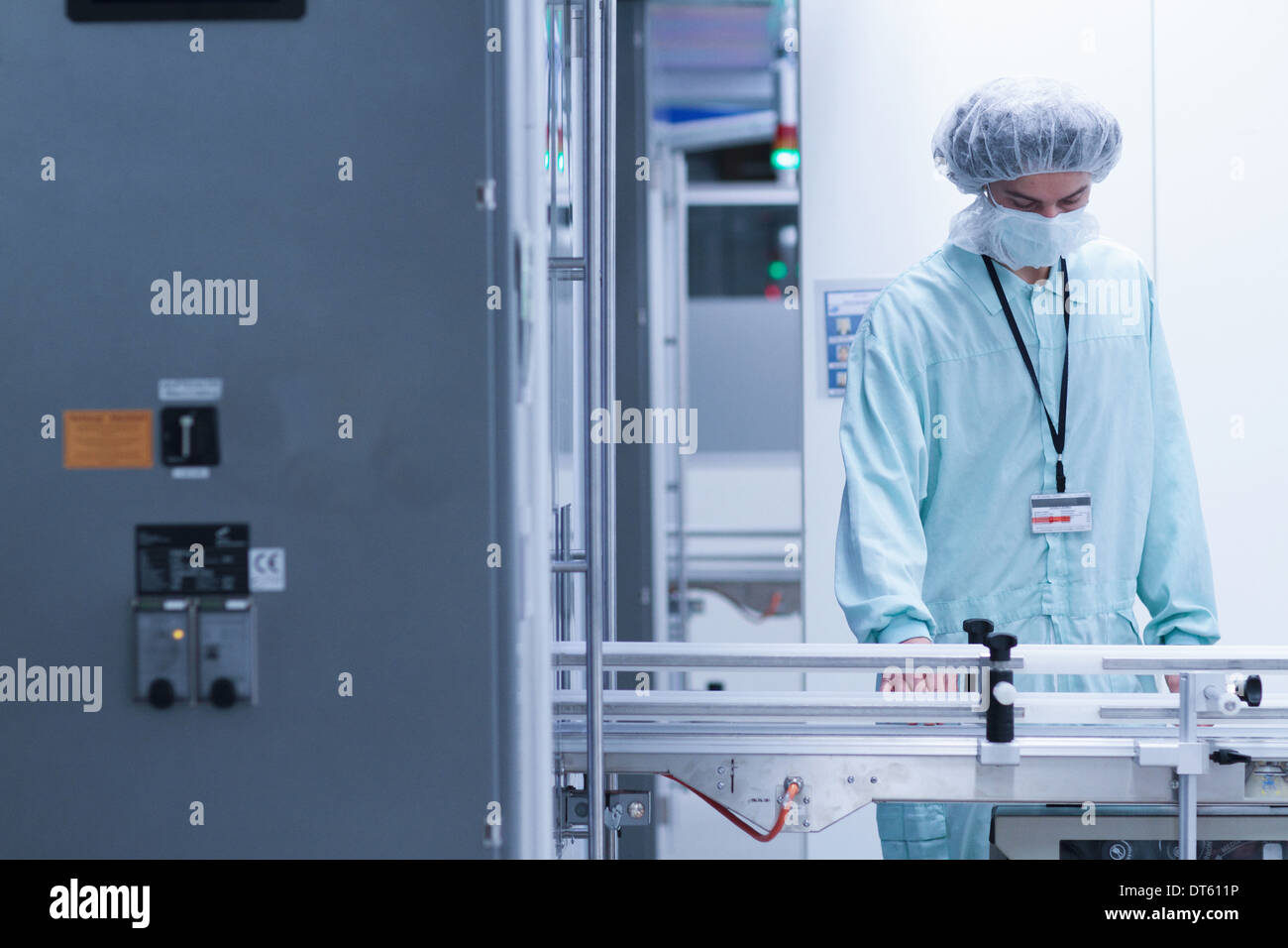 Tecnico di laboratorio nel formulare osservazioni Foto Stock