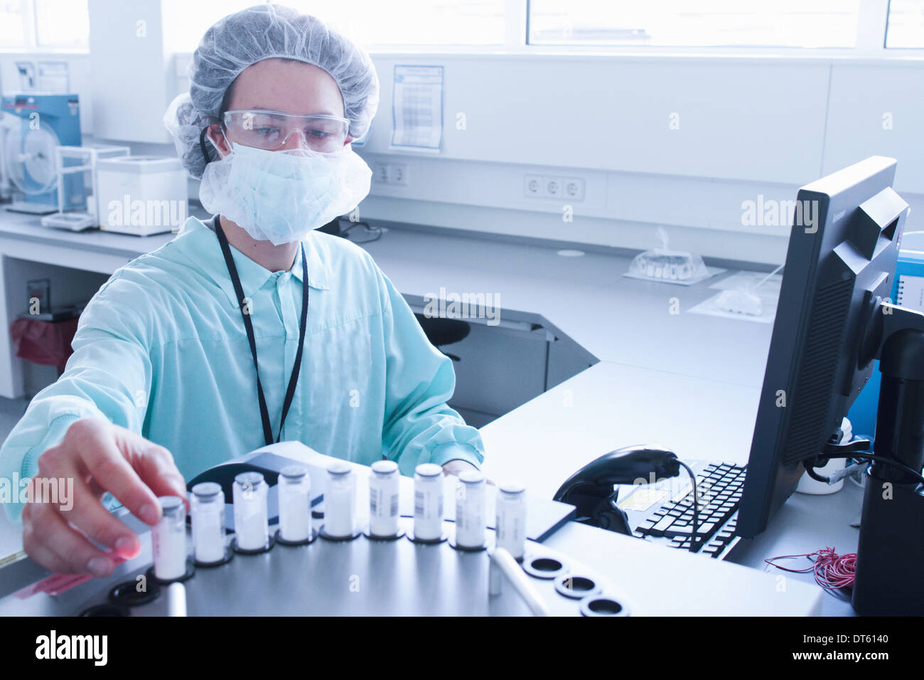 Tecnico di laboratorio immissione in commercio contenitori in giostra Foto Stock