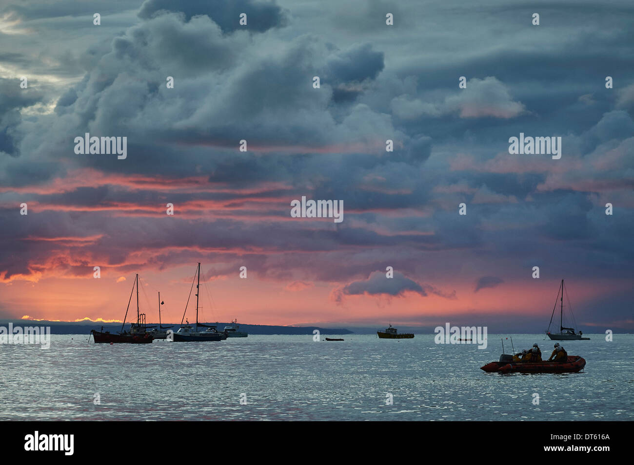 Barche profilarsi all'alba, Tenby, Wales, Regno Unito Foto Stock