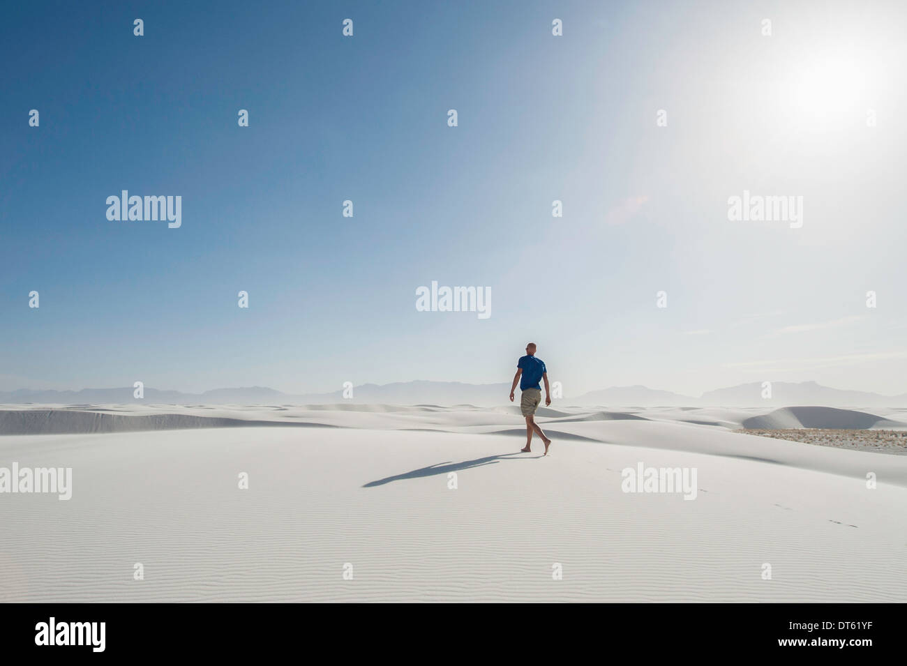 Giovane uomo a camminare sulle dune di sabbia, sabbie bianche, Nuovo Messico, STATI UNITI D'AMERICA Foto Stock