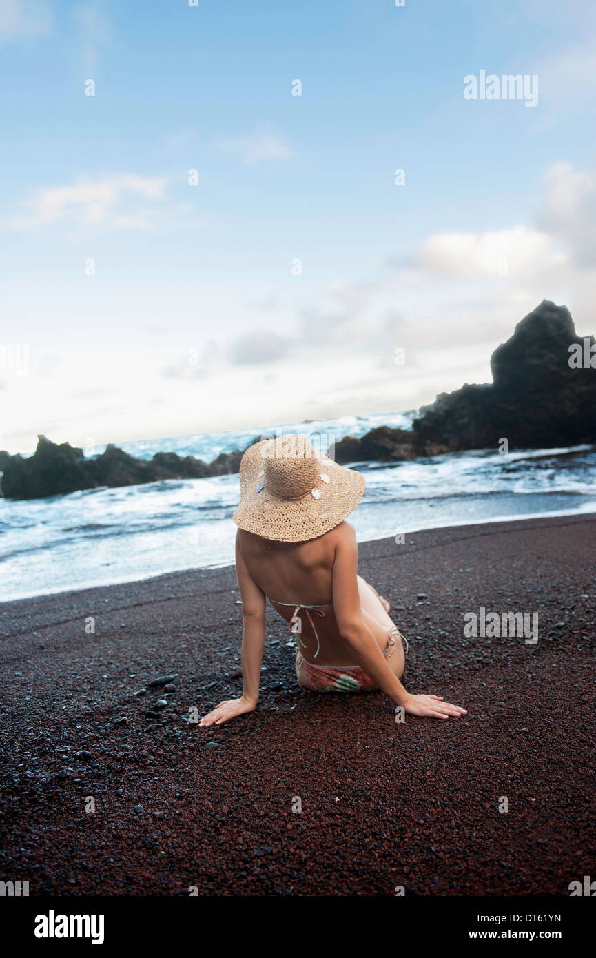 Giovane donna in posa sulla spiaggia, Maui, Hawaii Foto Stock