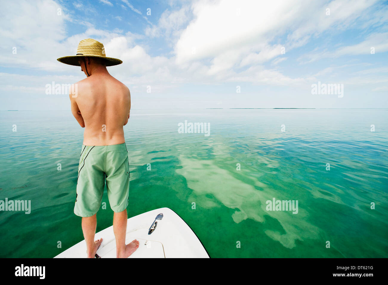 Giovane uomo in piedi sulla barca, Islamorada, Florida Keys, STATI UNITI D'AMERICA Foto Stock