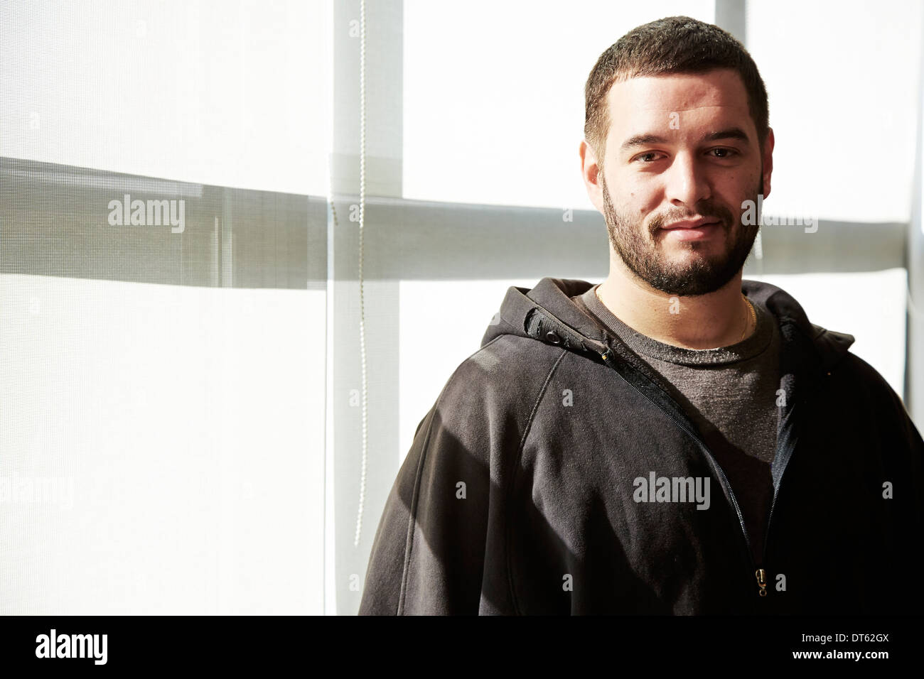 Ritratto di giovane uomo che indossa top con cappuccio Foto Stock
