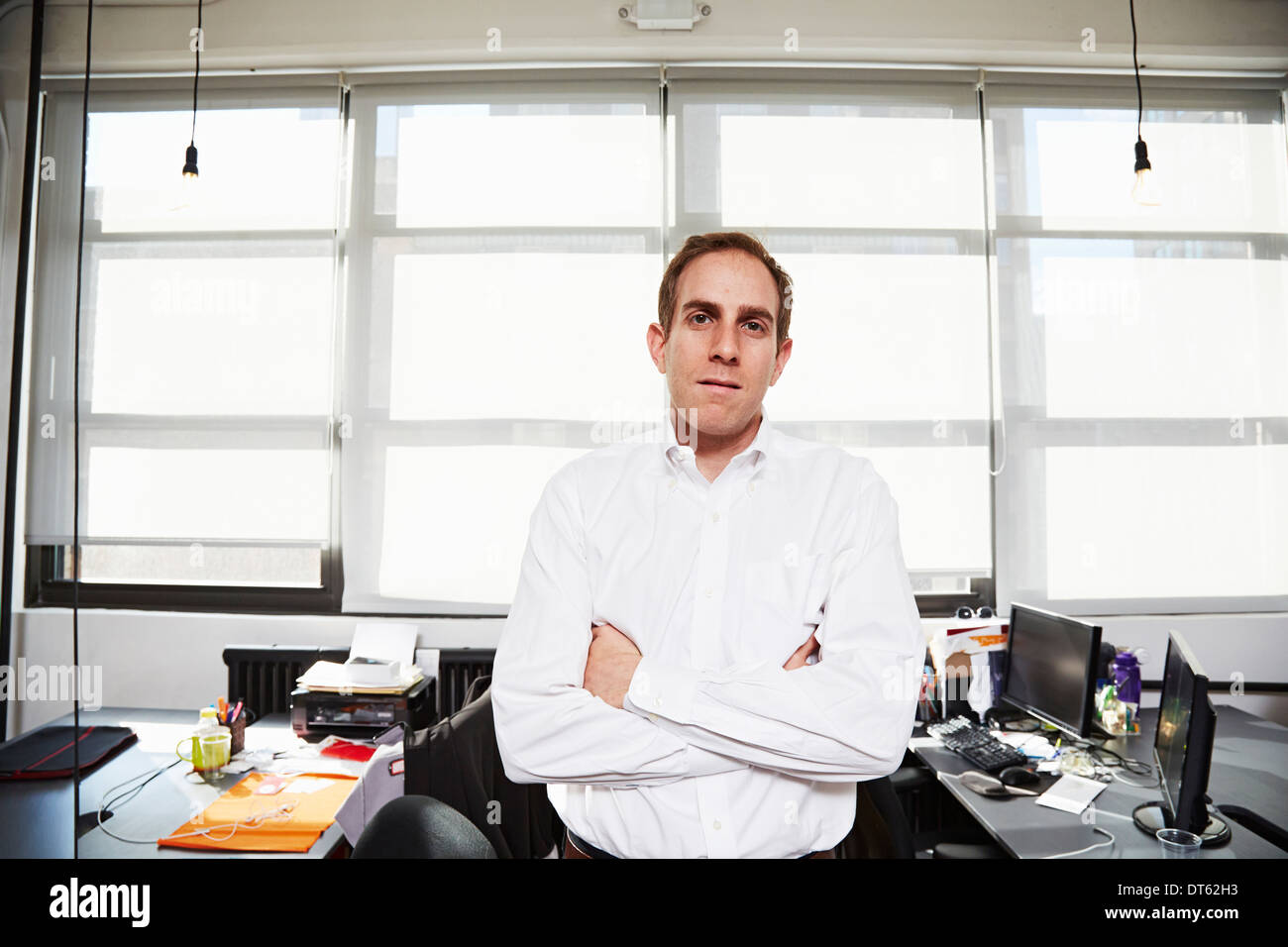 Metà uomo adulto che indossa una camicia bianca in office Foto Stock