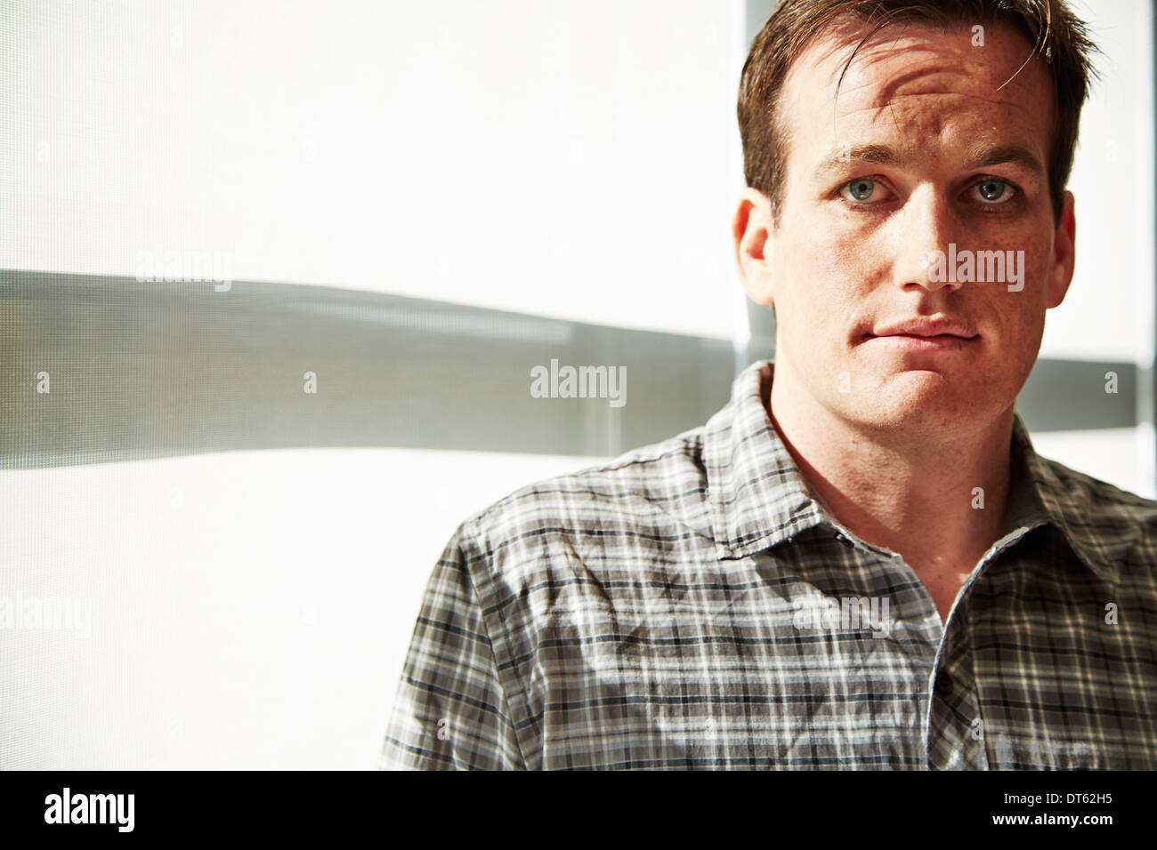 Ritratto di metà uomo adulto che indossa maglietta controllati Foto Stock