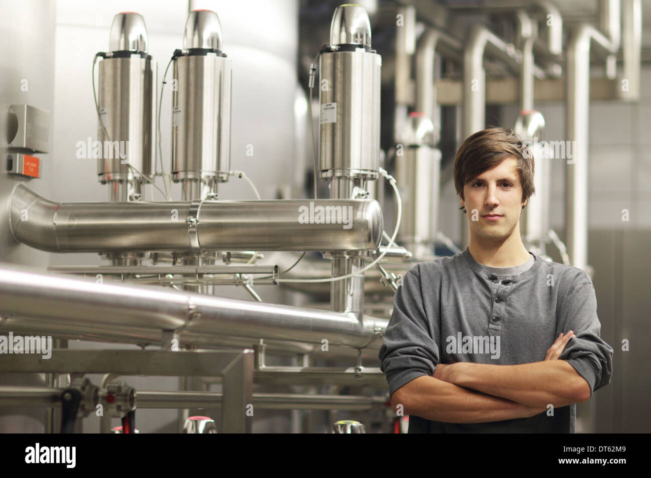 Ritratto di uomo in fabbrica di birra Foto Stock