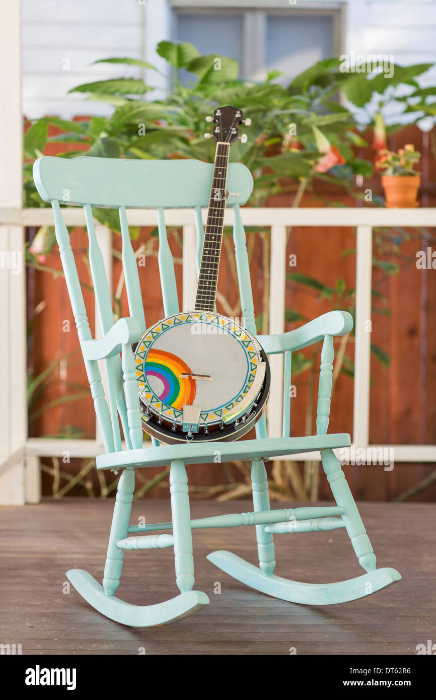 Banjo e sedia a dondolo sul portico esterno Foto stock - Alamy
