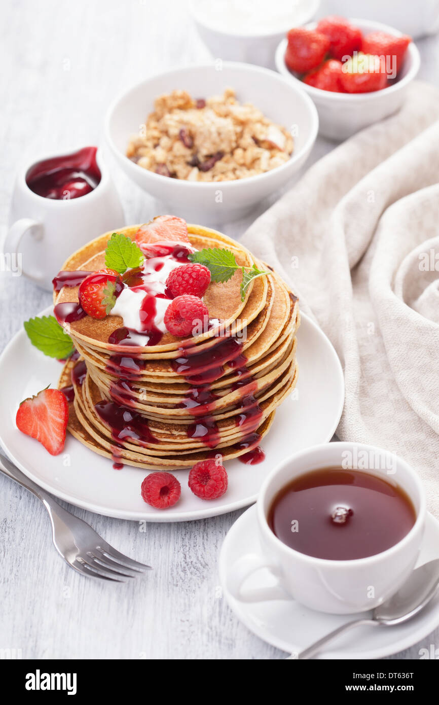 Frittelle di Berry e marmellata per la prima colazione Foto Stock