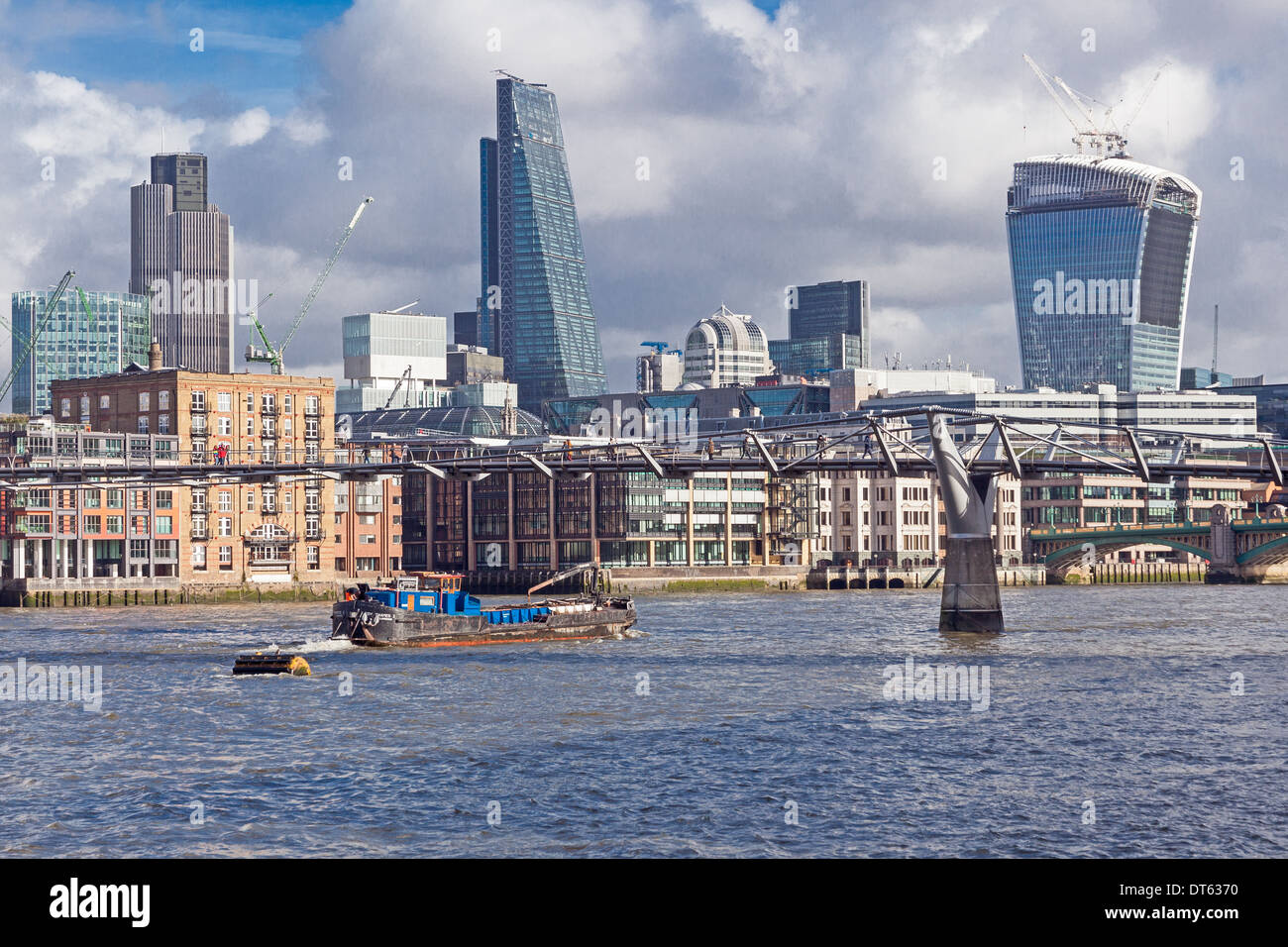 Il Millennium Bridge e la City of London skyline vista dal London South Bank Foto Stock