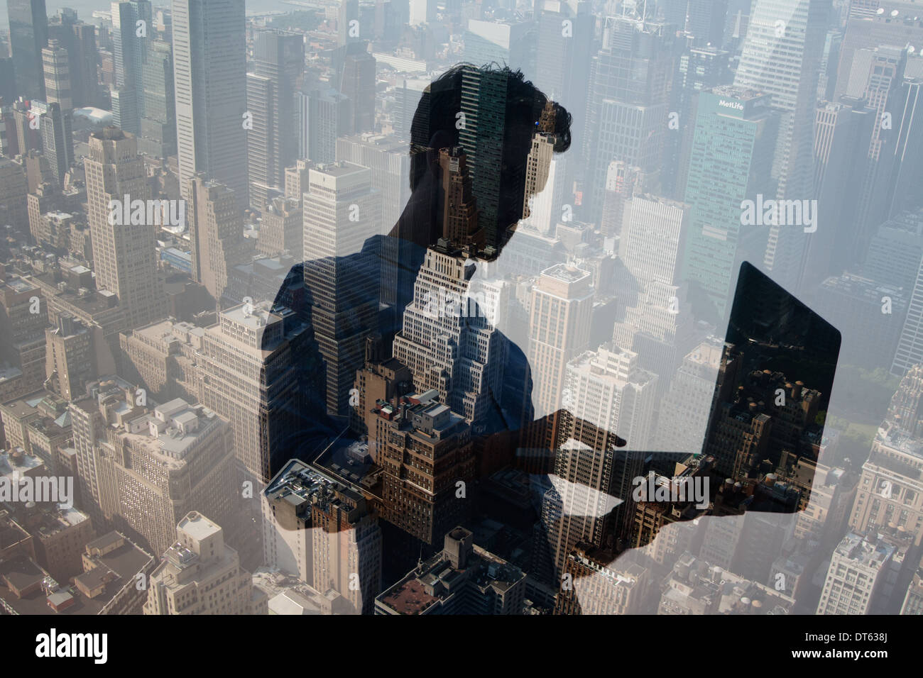 Uomo con notebook contro cityscape, New York, Stati Uniti d'America Foto Stock
