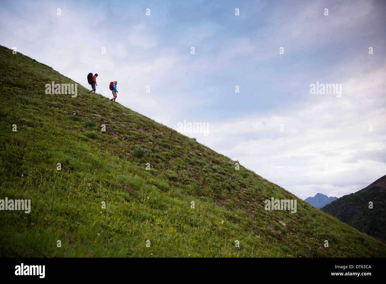 Escursionismo coppia sulla collina vicino a Paradise dividere in West Elk Mountains, Crested Butte, Colorado, STATI UNITI D'AMERICA Foto Stock