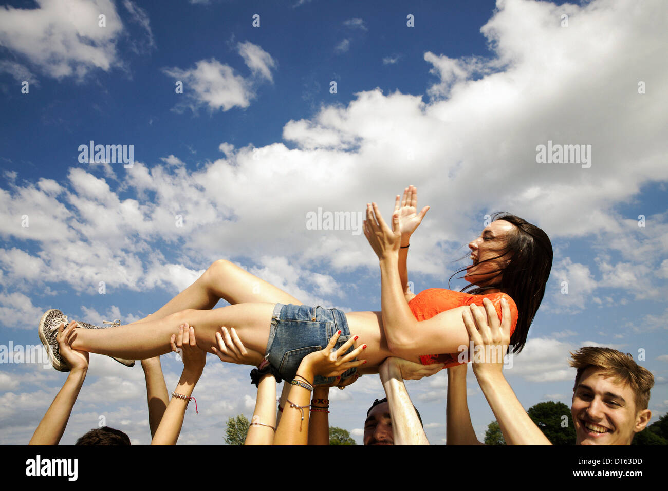 Ritagliato colpo di amici mani fino giovane donna Foto Stock