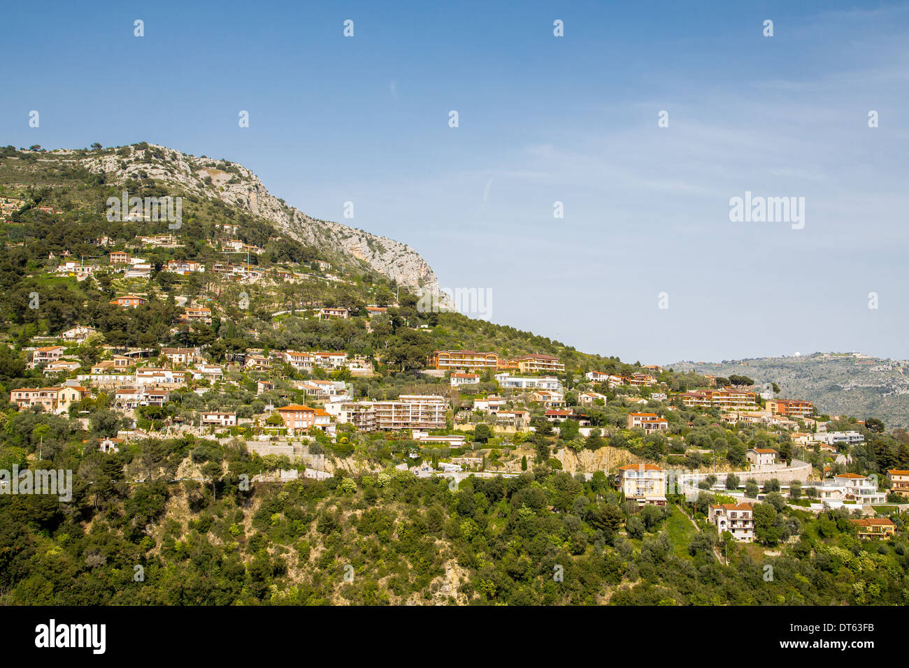 Molte case sul pendio di una collina che si affaccia su Eze, Francia Foto Stock