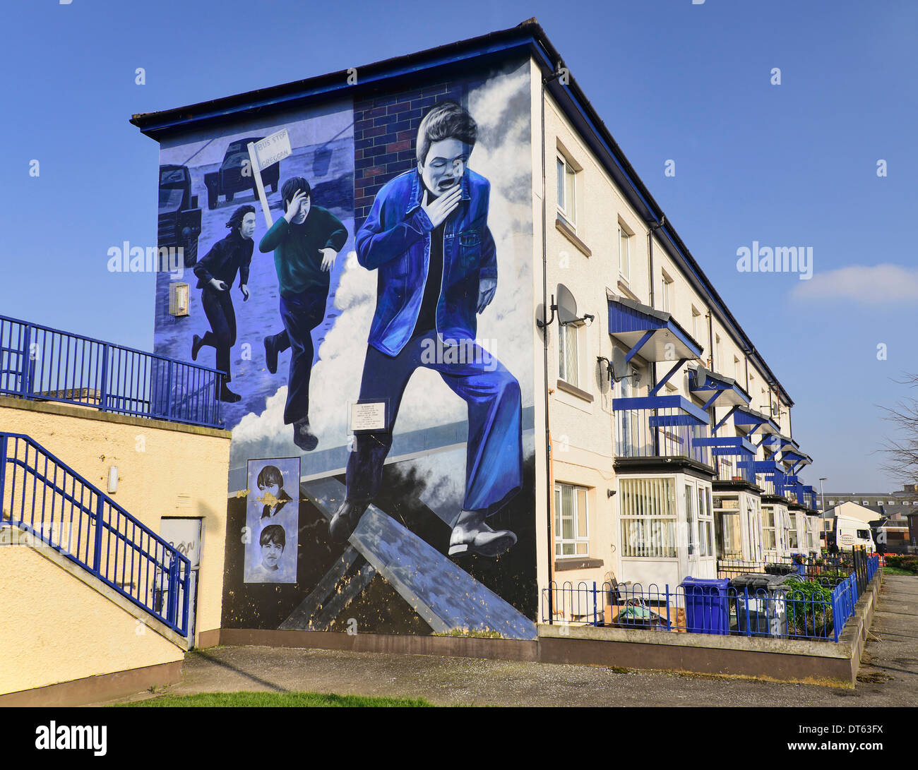 Irlanda, Derry, la popolare serie galleria di dipinti murali nel Bogside, murale noto come il Runner. Foto Stock