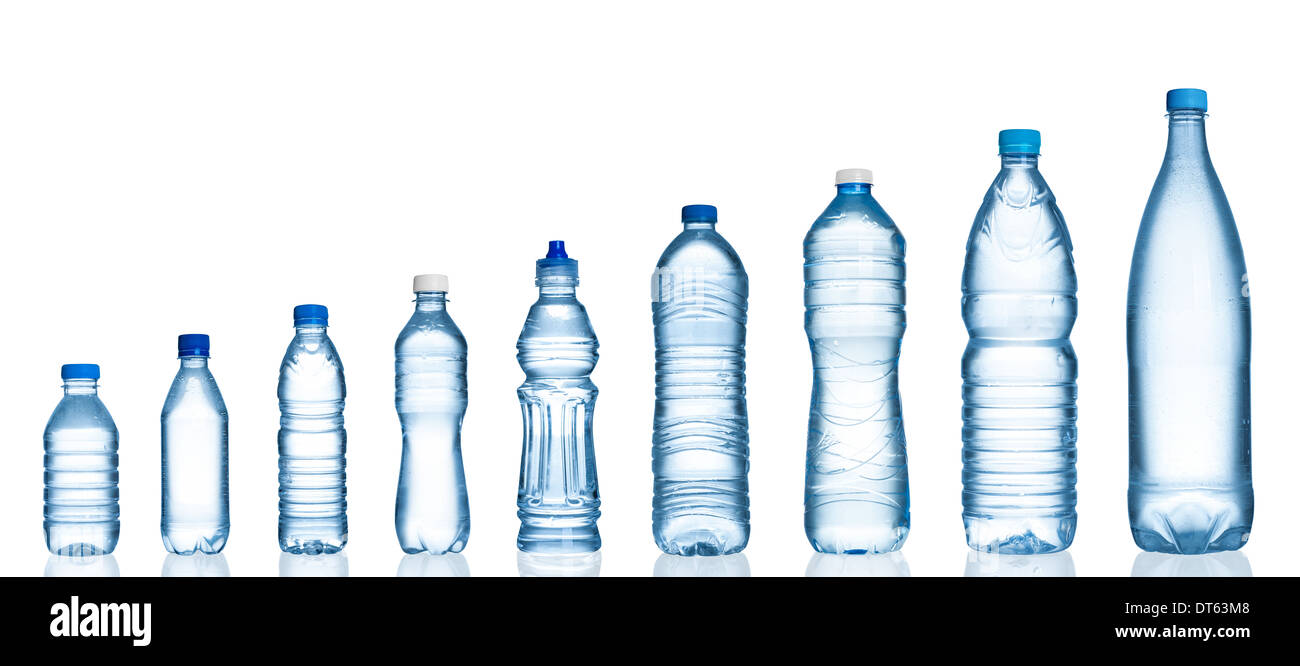 Molte bottiglie di acqua isolato su bianco Foto Stock