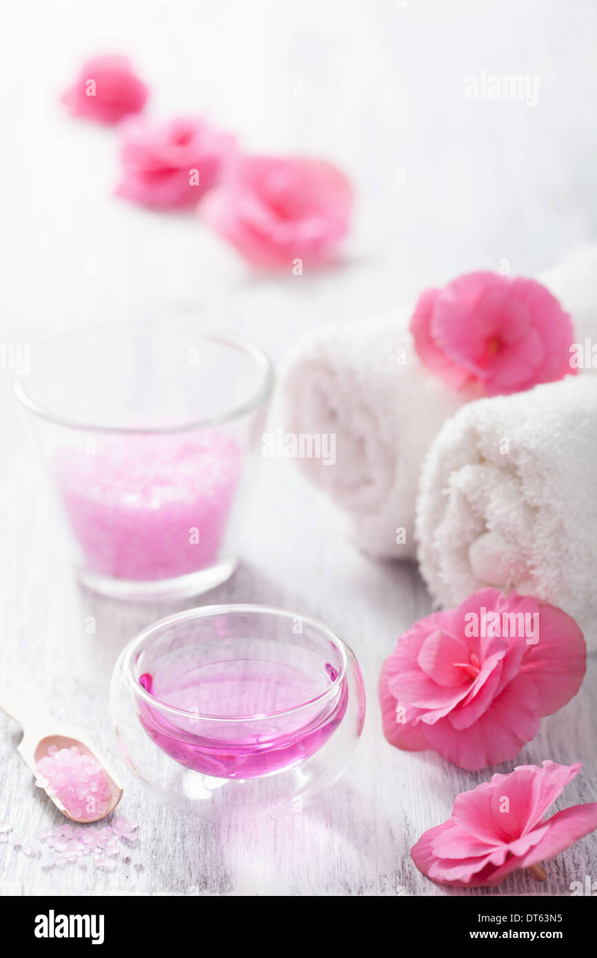 Spa con begonia fiori e olio essenziale Foto Stock