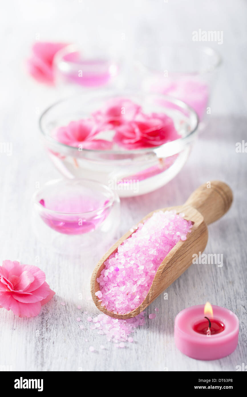 Fiore rosa sale e olio essenziale per spa Foto Stock