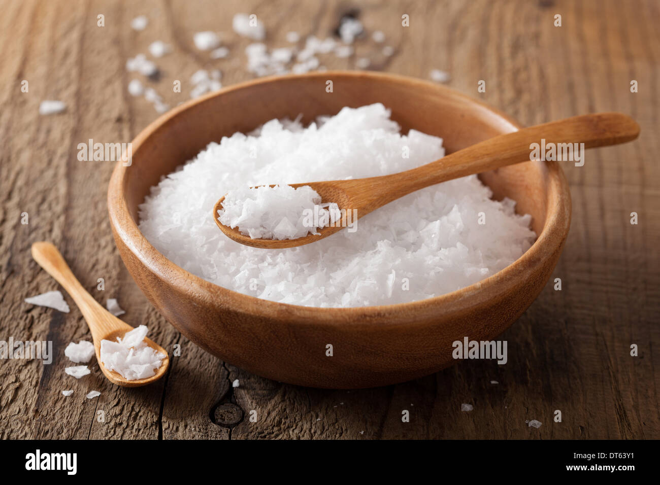 Il sale di mare nella ciotola di legno e cucchiaio Foto Stock