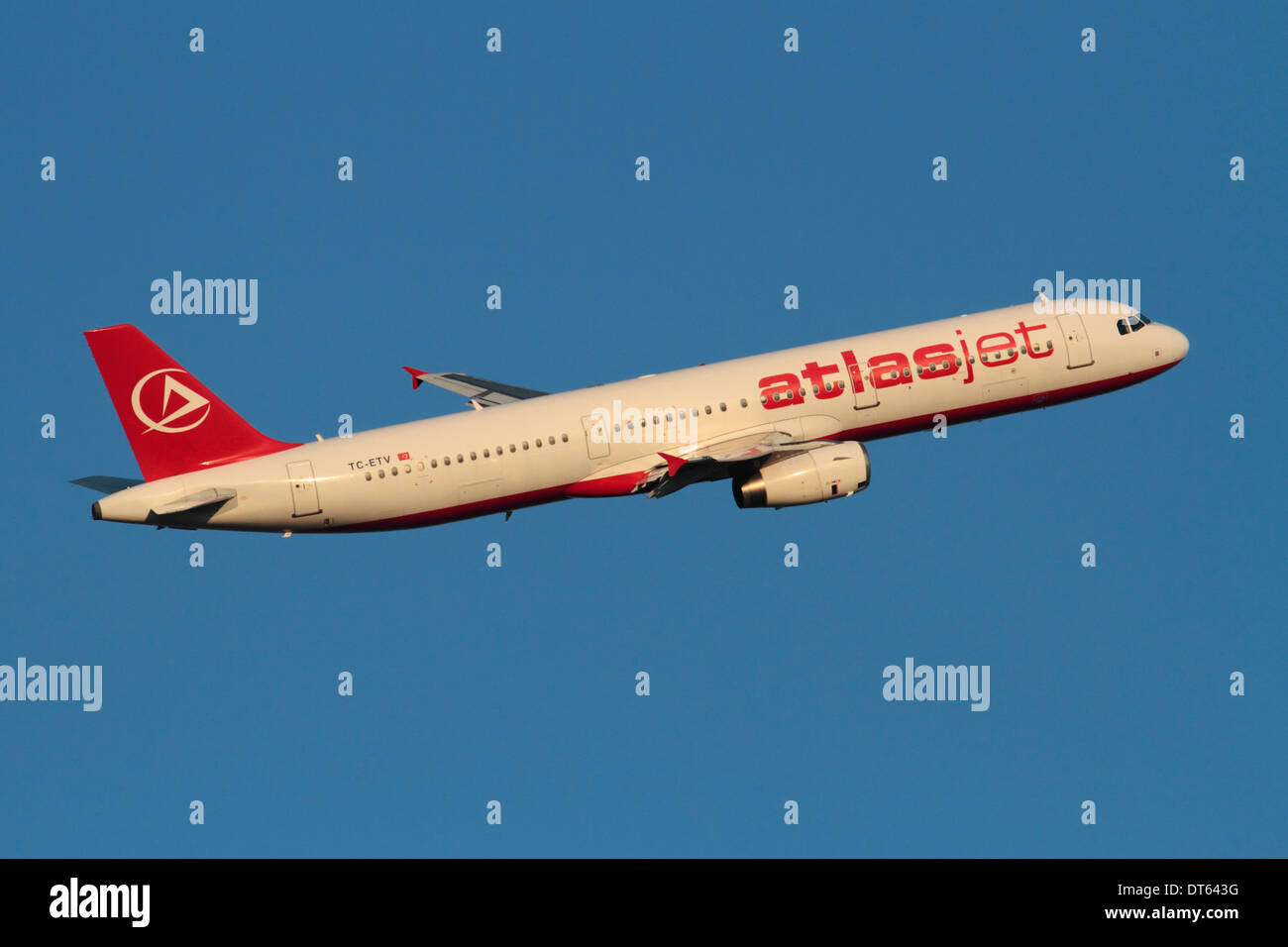 Aviazione civile. Atlasjet Airbus A321 volo aereo di linea in partenza contro un cielo blu Foto Stock