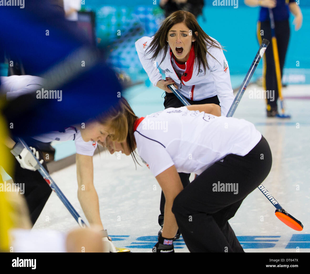 Sochi, Krai Krasnodar, Russia. 10 Febbraio, 2014. La Gran Bretagna è saltare Eve MUIRHEAD urlando istruzioni durante le donne del Curling round robin match tra Gran Bretagna e Svezia al cubo di ghiaccio Curling Center - XXII Giochi Olimpici Invernali Credito: Azione Sport Plus/Alamy Live News Foto Stock