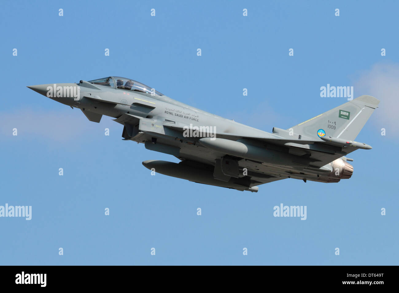 Aviazione Militare. Eurofighter Typhoon jet da combattimento aereo della Royal Saudi Air Force battenti e salendo al decollo Foto Stock