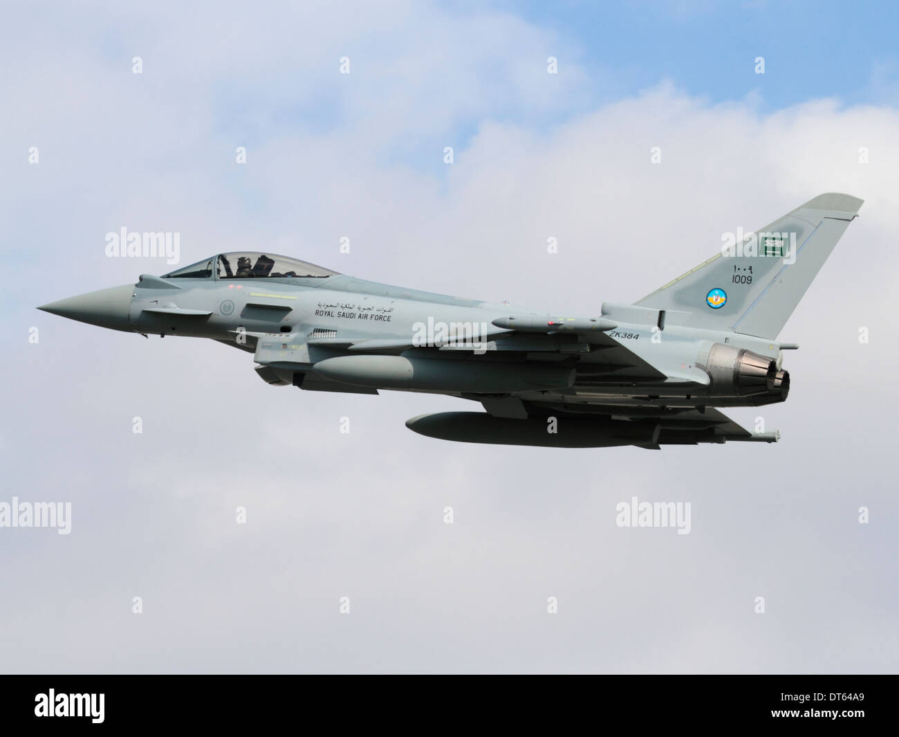 Velivoli militari. Eurofighter EF-2000 aereo da combattimento Typhoon della Royal Saudi Air Force in volo al decollo Foto Stock