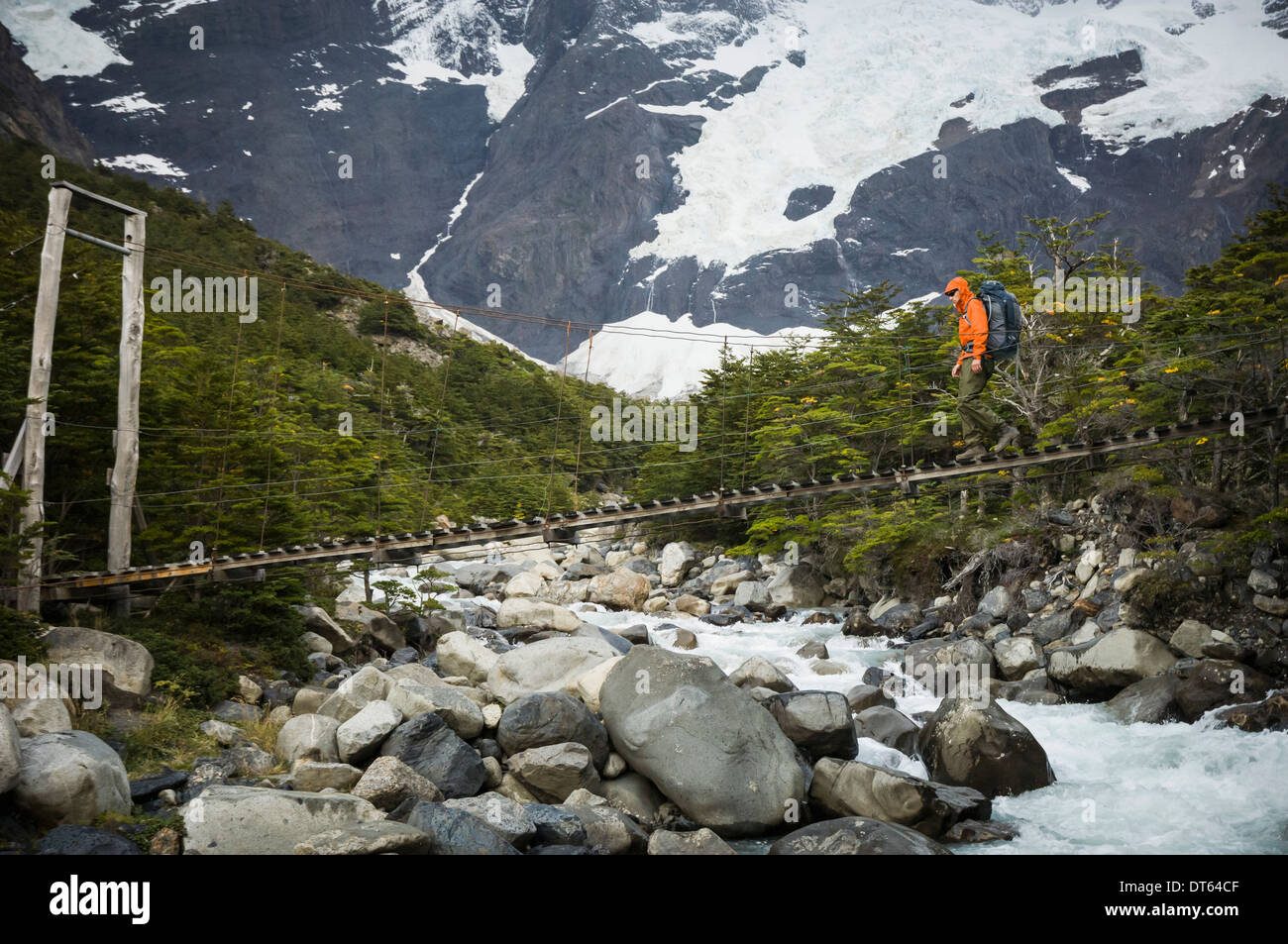 L'uomo attraversando ponte sul Rio del Frances,Parco Nazionale Torres del Paine, Cile Foto Stock