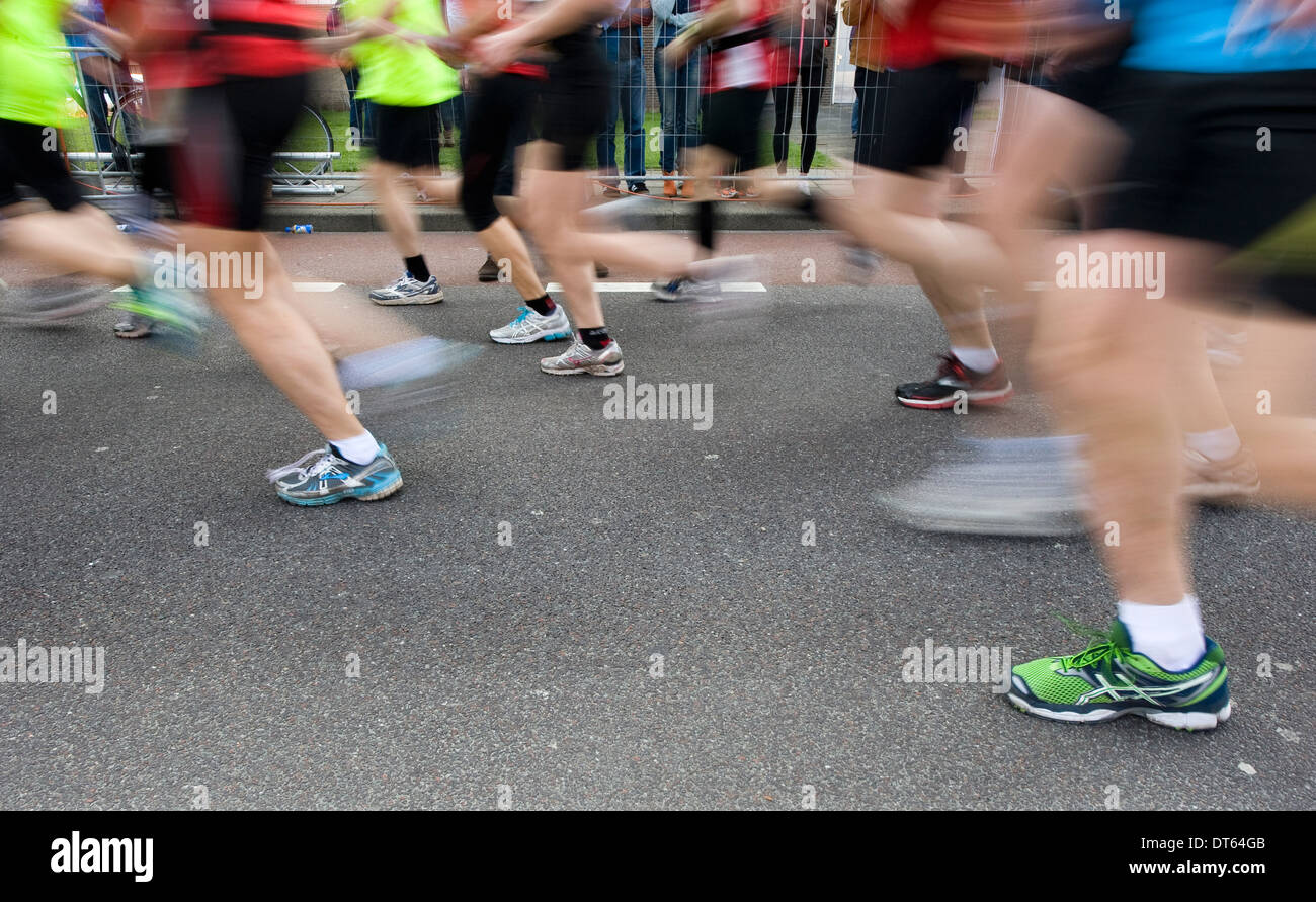 ENSCHEDE, Paesi Bassi - 21 aprile: atleti appena dopo la partenza di un city marathon, Aprile 04, 2013 in Paesi Bassi Foto Stock
