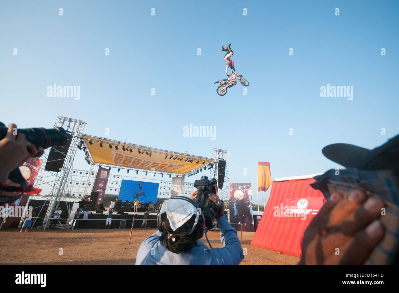 Stunt Bike da MRF su stunt bike all'India Bike Week svoltasi a Vagator Beach in Goa, un festival di superbike che si tengono annualmente Foto Stock