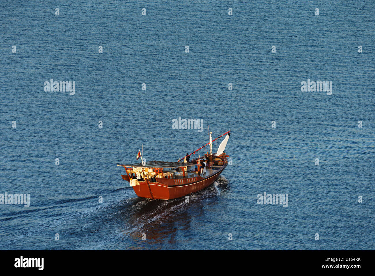 Dubai, UAE: un dhow di legno vele nel torrente all'alba Foto Stock