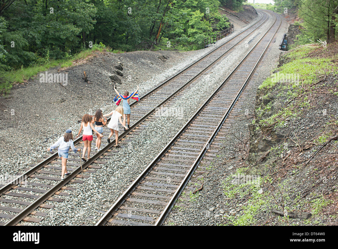 Amici camminando sul binario ferroviario Foto Stock