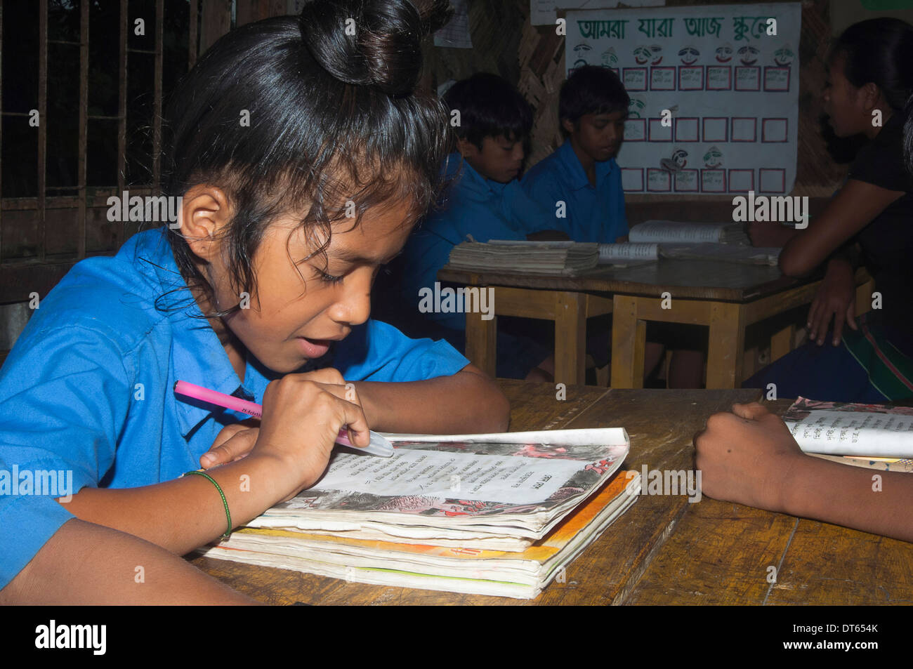 Bangladesh, Chittagong, Rowangchhari Upazila, Mro minoranza etnica del gruppo sat per bambini nella scuola primaria della classe. Foto Stock