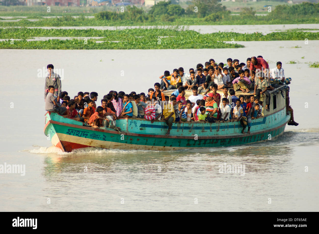 Bangladesh, Asia del Sud, Dhaka Divisione, Keraniganj Upazila, persone sulla barca di sovraffollamento viaggia in discesa un affluente del fiume. Foto Stock