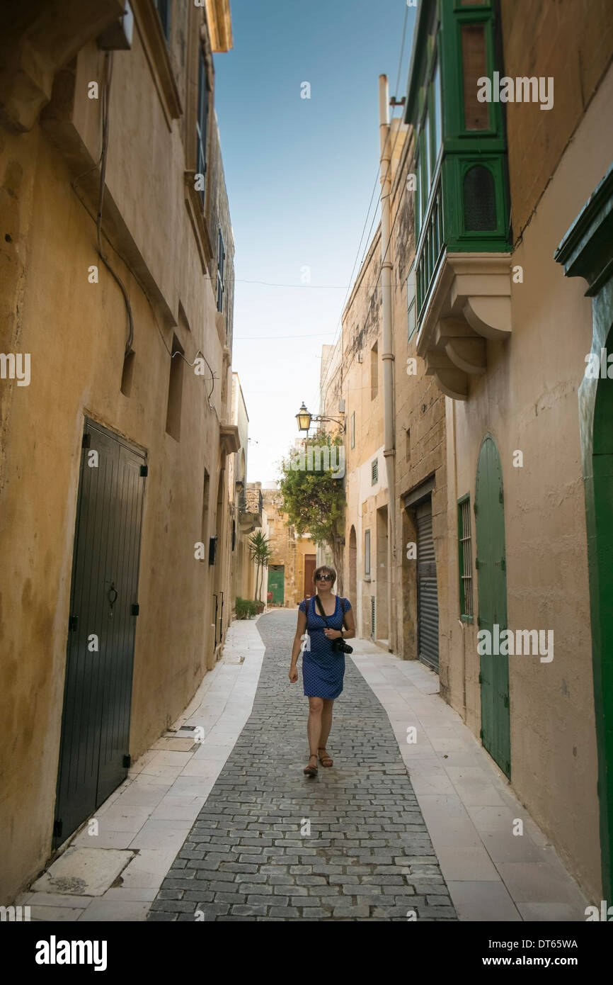 Femmina passeggiate turistiche a Victoria, Gozo, Malta Foto Stock