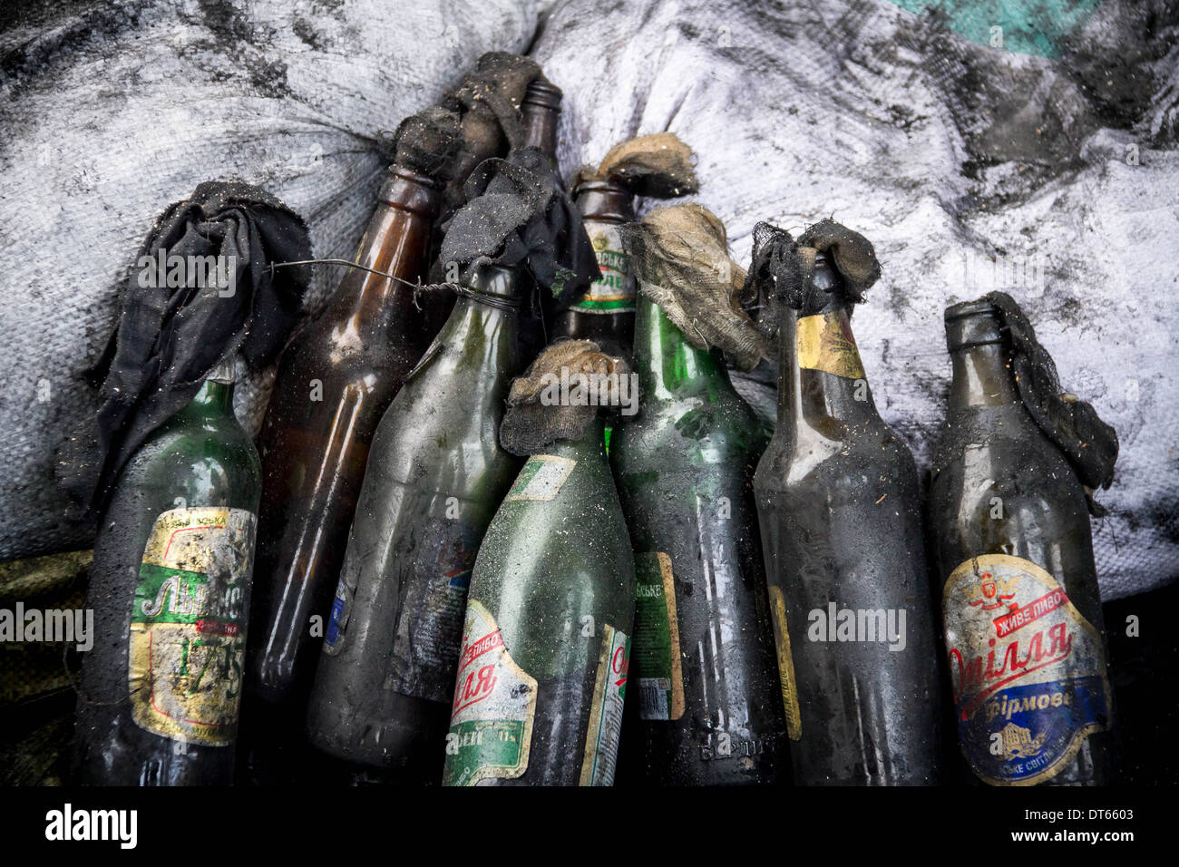 Molotov Cocktail bombe molotov in stand-by al protester barricate sulla  strada Grushevsky, Kiev Foto stock - Alamy