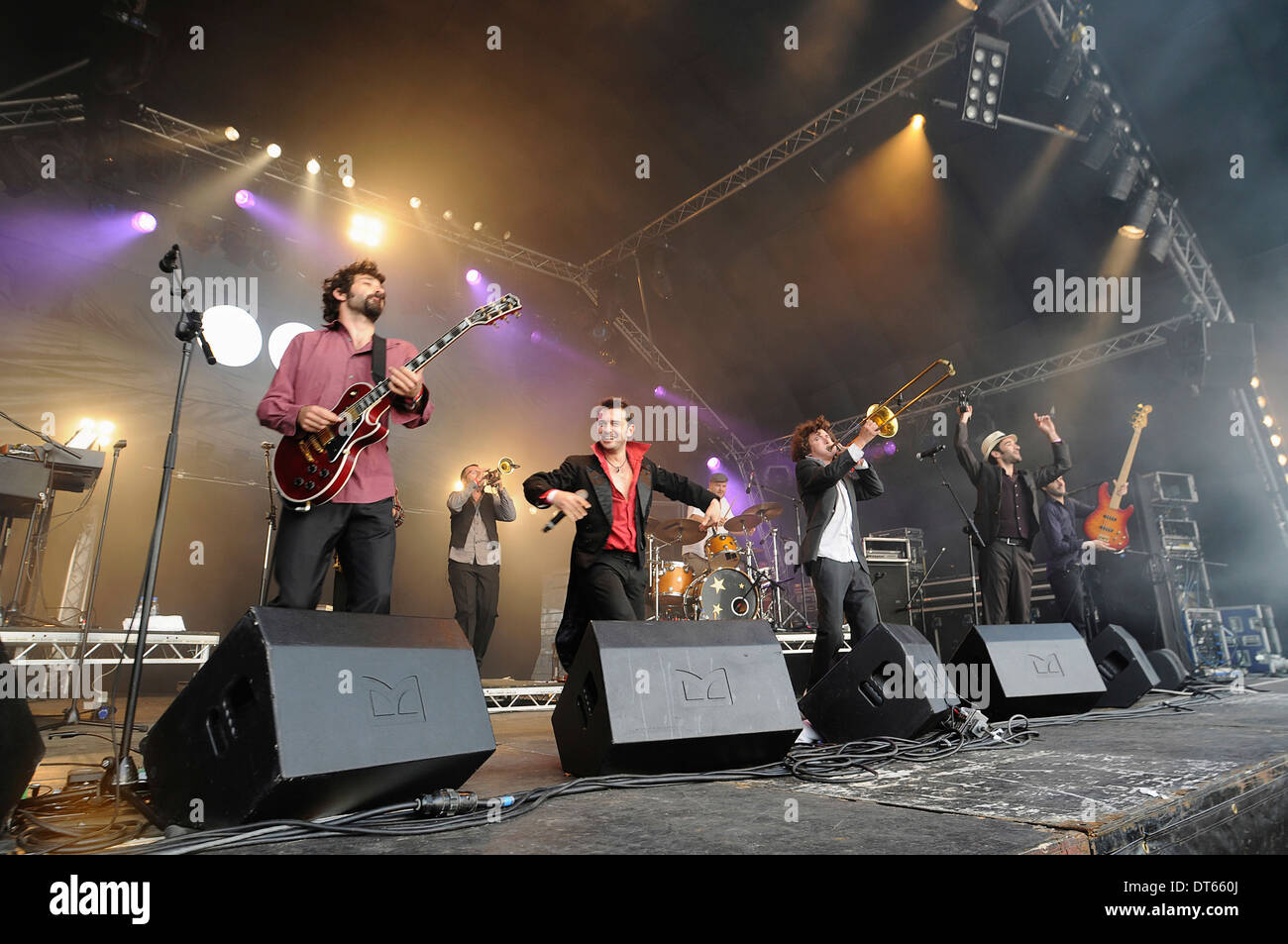 Inghilterra, Surrey, musica, stringhe, chitarre, Francese band Babylon Circus al Guilfest 2011. Foto Stock