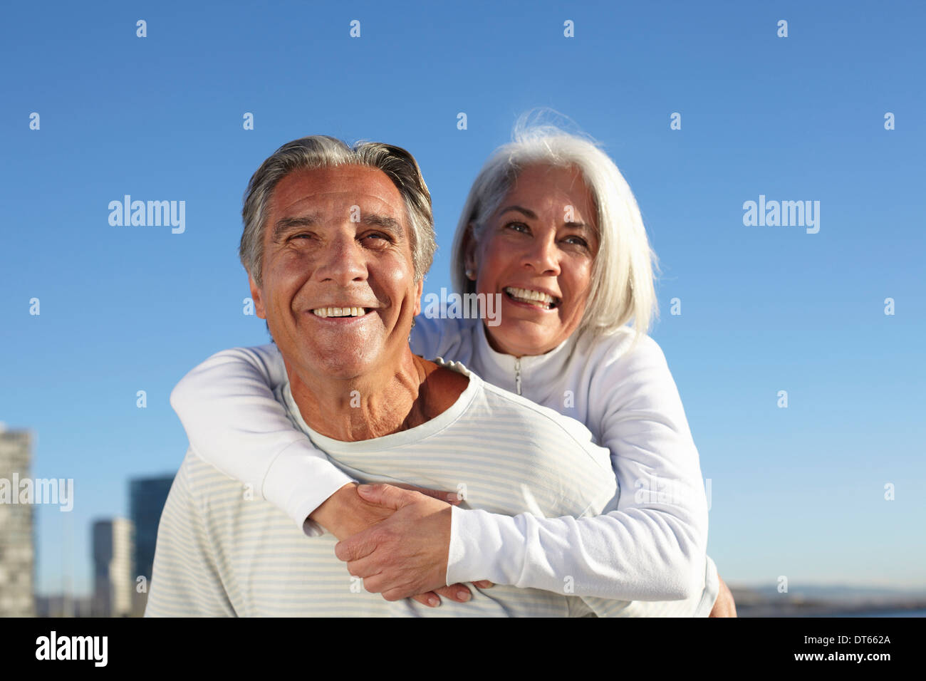 Ritratto di coppia felice all'aperto Foto Stock