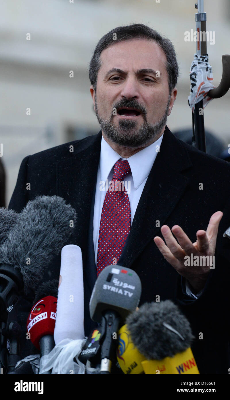 Ginevra, Svizzera. 10 Febbraio, 2014. Louay Safi, portavoce per il Siriano Nazionale coalizione, parla ai media presso il Palais des Nations, Ginevra, Svizzera, il 10 febbraio, 2014. Il secondo round del cosiddetto Ginevra Conferenza II riprende qui il lunedì, dieci giorni dopo il primo round concluso senza risultati concreti. Credito: Wang Siwei/Xinhua/Alamy Live News Foto Stock