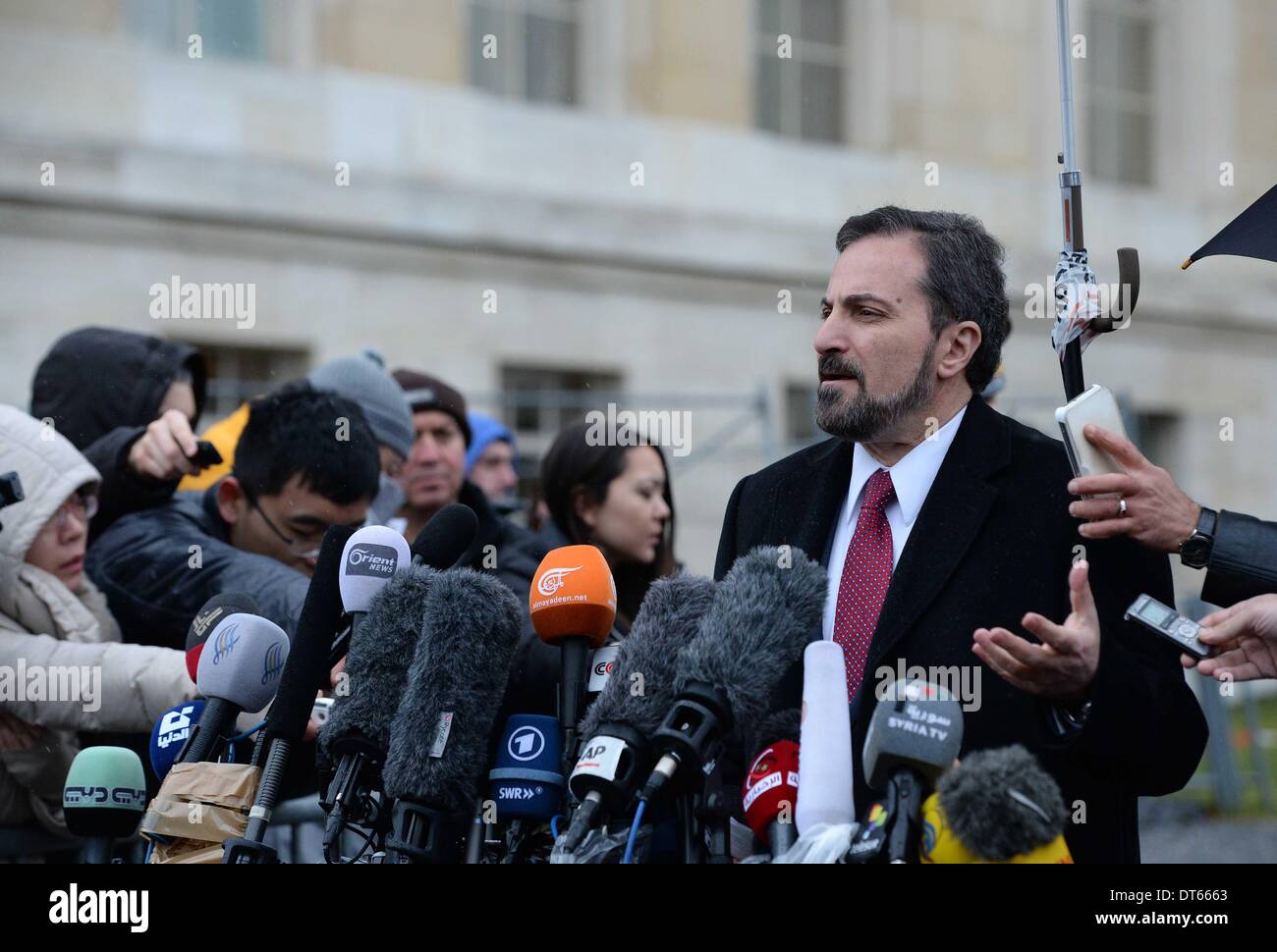 Ginevra, Svizzera. 10 Febbraio, 2014. Louay Safi, portavoce per il Siriano Nazionale coalizione, parla ai media presso il Palais des Nations, Ginevra, Svizzera, il 10 febbraio, 2014. Il secondo round del cosiddetto Ginevra Conferenza II riprende qui il lunedì, dieci giorni dopo il primo round concluso senza risultati concreti. Credito: Wang Siwei/Xinhua/Alamy Live News Foto Stock