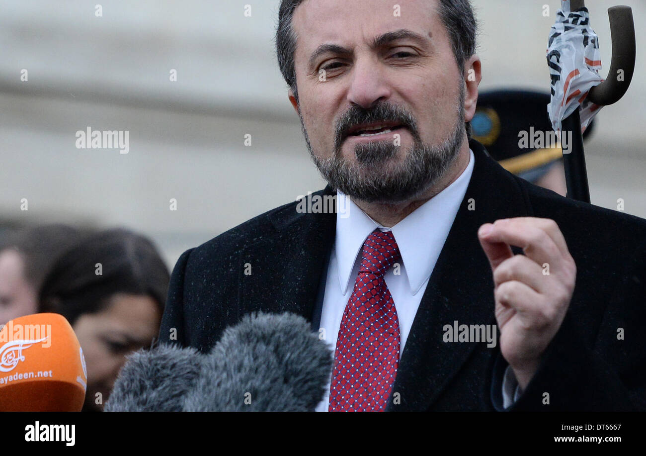 Ginevra, Svizzera. 10 Febbraio, 2014. Louay Safi, portavoce per il Siriano Nazionale coalizione, parla ai media presso il Palais des Nations, Ginevra, Svizzera, il 10 febbraio, 2014. Il secondo round del cosiddetto Ginevra Conferenza II riprende qui il lunedì, dieci giorni dopo il primo round concluso senza risultati concreti. Credito: Wang Siwei/Xinhua/Alamy Live News Foto Stock