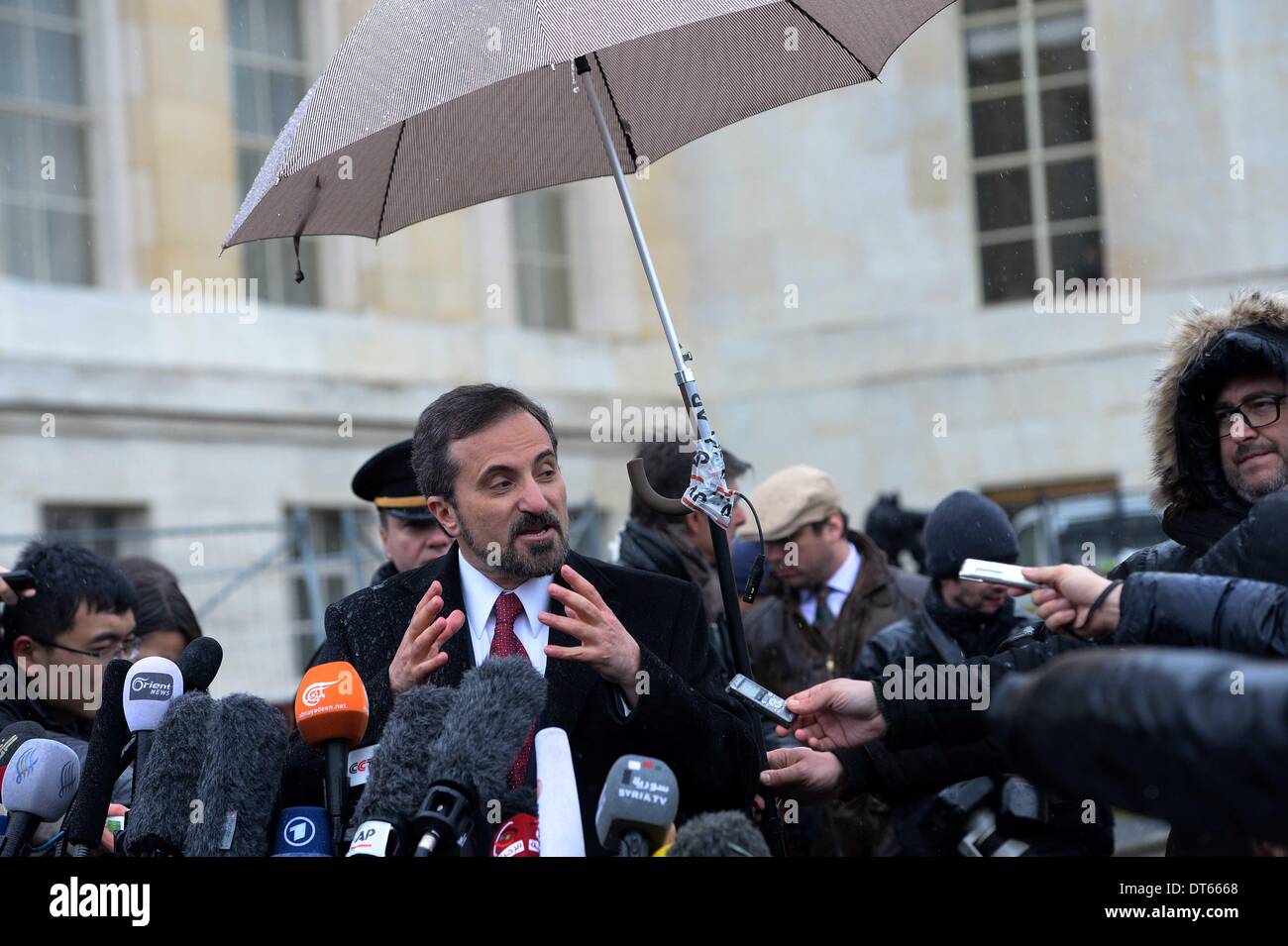Ginevra, Svizzera. 10 Febbraio, 2014. Louay Safi, portavoce per il Siriano Nazionale coalizione, parla ai media presso il Palais des Nations, Ginevra, Svizzera, il 10 febbraio, 2014. Il secondo round del cosiddetto Ginevra Conferenza II riprende qui il lunedì, dieci giorni dopo il primo round concluso senza risultati concreti. Credito: Wang Siwei/Xinhua/Alamy Live News Foto Stock